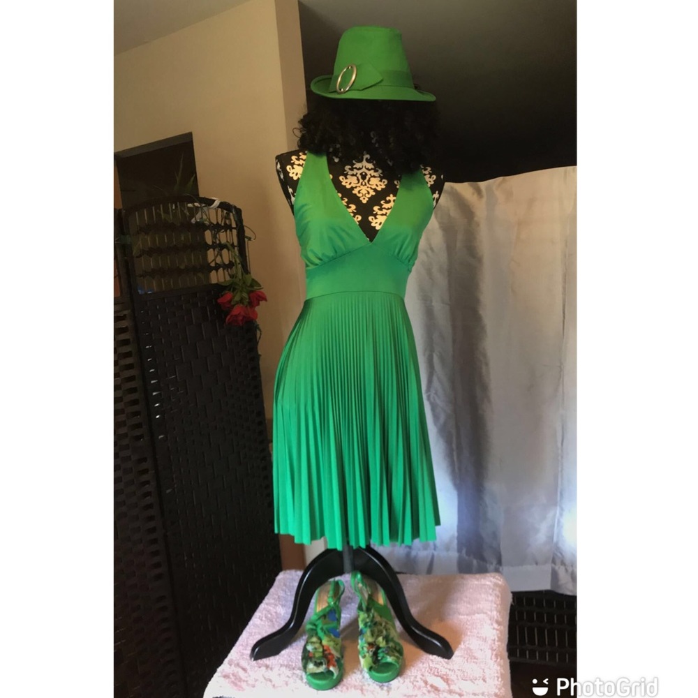 This is a beautiful SOPRANO Green Tie around the neck pleated Cocktail dress